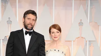 Julianne Moore | Γιόρτασε 17 χρόνια γάμου με τον σύζυγό της